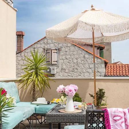 Eclectic Duplex With Sundeck Terrace Apartament