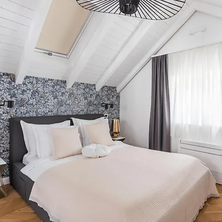 Eclectic Duplex With Sundeck Terrace *